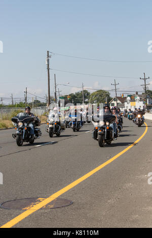 Sayreville, New Jersey, USA. 17, September, 2017. Jährliche Rolling Thunder über Route 35 in der Morgan Abschnitt Sayreville, NJ. Fahrt fängt in Roselle, NJ und endet an der Vietnam Veterans' Memorial in Holmdel, NJ mit kranzniederlegung Zeremonien. Ehren Veteranen, die Kriegsgefangene und fehlen in Aktion. Gail Tanski/Alamy Leben Nachrichten. Stockfoto