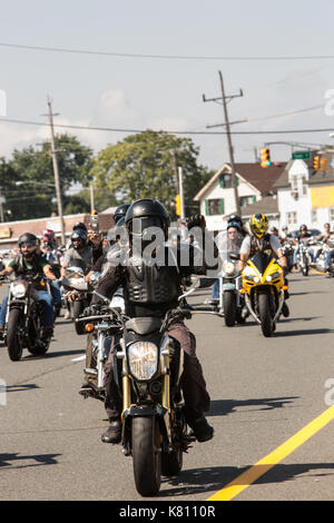 Sayreville, New Jersey, USA. 17, September, 2017. Jährliche Rolling Thunder über Route 35 in der Morgan Abschnitt Sayreville, NJ. Fahrt fängt in Roselle, NJ und endet an der Vietnam Veterans' Memorial in Holmdel, NJ mit kranzniederlegung Zeremonien. Ehren Veteranen, die Kriegsgefangene und fehlen in Aktion. Gail Tanski/Alamy Leben Nachrichten. Stockfoto