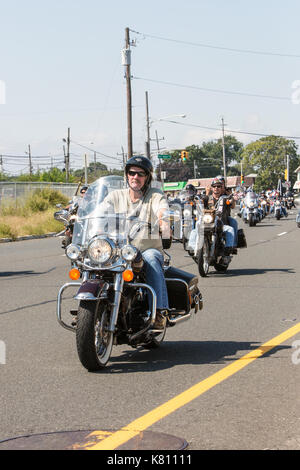 Sayreville, New Jersey, USA. 17, September, 2017. Jährliche Rolling Thunder über Route 35 in der Morgan Abschnitt Sayreville, NJ. Fahrt fängt in Roselle, NJ und endet an der Vietnam Veterans' Memorial in Holmdel, NJ mit kranzniederlegung Zeremonien. Ehren Veteranen, die Kriegsgefangene und fehlen in Aktion. Gail Tanski/Alamy Leben Nachrichten. Stockfoto