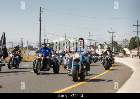 Sayreville, New Jersey, USA. 17, September, 2017. Jährliche Rolling Thunder über Route 35 in der Morgan Abschnitt Sayreville, NJ. Fahrt fängt in Roselle, NJ und endet an der Vietnam Veterans' Memorial in Holmdel, NJ mit kranzniederlegung Zeremonien. Ehren Veteranen, die Kriegsgefangene und fehlen in Aktion. Gail Tanski/Alamy Leben Nachrichten. Stockfoto