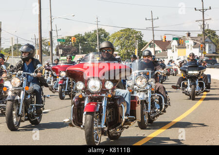 Sayreville, New Jersey, USA. 17, September, 2017. Jährliche Rolling Thunder über Route 35 in der Morgan Abschnitt Sayreville, NJ. Fahrt fängt in Roselle, NJ und endet an der Vietnam Veterans' Memorial in Holmdel, NJ mit kranzniederlegung Zeremonien. Ehren Veteranen, die Kriegsgefangene und fehlen in Aktion. Gail Tanski/Alamy Leben Nachrichten. Stockfoto