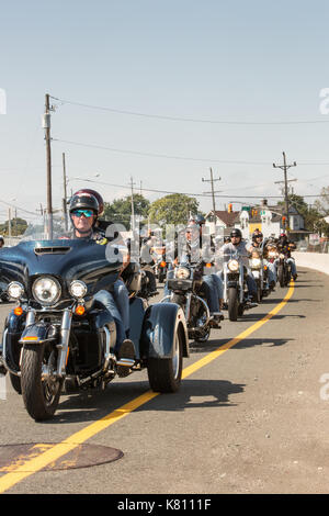 Sayreville, New Jersey, USA. 17, September, 2017. Jährliche Rolling Thunder über Route 35 in der Morgan Abschnitt Sayreville, NJ. Fahrt fängt in Roselle, NJ und endet an der Vietnam Veterans' Memorial in Holmdel, NJ mit kranzniederlegung Zeremonien. Ehren Veteranen, die Kriegsgefangene und fehlen in Aktion. Gail Tanski/Alamy Leben Nachrichten. Stockfoto