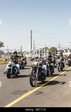 Sayreville, New Jersey, USA. 17, September, 2017. Jährliche Rolling Thunder über Route 35 in der Morgan Abschnitt Sayreville, NJ. Fahrt fängt in Roselle, NJ und endet an der Vietnam Veterans' Memorial in Holmdel, NJ mit kranzniederlegung Zeremonien. Ehren Veteranen, die Kriegsgefangene und fehlen in Aktion. Gail Tanski/Alamy Leben Nachrichten. Stockfoto