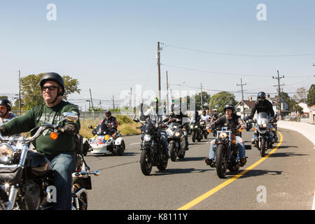 Sayreville, New Jersey, USA. 17, September, 2017. Jährliche Rolling Thunder über Route 35 in der Morgan Abschnitt Sayreville, NJ. Fahrt fängt in Roselle, NJ und endet an der Vietnam Veterans' Memorial in Holmdel, NJ mit kranzniederlegung Zeremonien. Ehren Veteranen, die Kriegsgefangene und fehlen in Aktion. Gail Tanski/Alamy Leben Nachrichten. Stockfoto