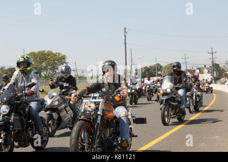 Sayreville, New Jersey, USA. 17, September, 2017. Jährliche Rolling Thunder über Route 35 in der Morgan Abschnitt Sayreville, NJ. Fahrt fängt in Roselle, NJ und endet an der Vietnam Veterans' Memorial in Holmdel, NJ mit kranzniederlegung Zeremonien. Ehren Veteranen, die Kriegsgefangene und fehlen in Aktion. Gail Tanski/Alamy Leben Nachrichten. Stockfoto