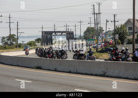 Sayreville, New Jersey, USA. 17, September, 2017. Jährliche Rolling Thunder über Route 35 in der Morgan Abschnitt Sayreville, NJ. Fahrt fängt in Roselle, NJ und endet an der Vietnam Veterans' Memorial in Holmdel, NJ mit kranzniederlegung Zeremonien. Ehren Veteranen, die Kriegsgefangene und fehlen in Aktion. Gail Tanski/Alamy Leben Nachrichten. Stockfoto