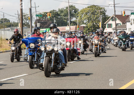 Sayreville, New Jersey, USA. 17, September, 2017. Jährliche Rolling Thunder über Route 35 in der Morgan Abschnitt Sayreville, NJ. Fahrt fängt in Roselle, NJ und endet an der Vietnam Veterans' Memorial in Holmdel, NJ mit kranzniederlegung Zeremonien. Ehren Veteranen, die Kriegsgefangene und fehlen in Aktion. Gail Tanski/Alamy Leben Nachrichten. Stockfoto