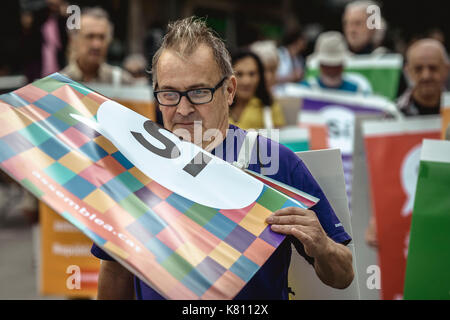 Barcelona, Spanien. 17. September 2017: Katalanische Unabhängigkeit Aktivisten des ANC "Marsch durch die Stadt Barcelona Plakate tragen in einem symbolischen Akt des 'Sich' (Ja) Kampagne im Vorfeld der Secession Referendum am 1. Oktober geplant. Das spanische Verfassungsgericht hat das Katalanische Referendum ausgesetzt, nachdem die zentrale Regierung hat es in die Gerichte und die Polizei hat bereits Kampagne Material beschlagnahmt und gelöste Kampagne Sitzungen herausgefordert. Stockfoto