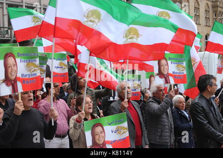 Köln, Deutschland 17/09/2017 Ð Iraner auf einen Protest vor dem Kölner Dom (Kathedrale) am 17. September 2017 an die Deutsche Bundesregierung und die EU-Welle von Hinrichtungen im Iran zu verurteilen und 1988 Massaker an 30.000 politischen Gefangenen als "Verbrechen gegen die Menschlichkeit' erkennen. Die Familienangehörigen der Opfer der wichtigsten iranischen Opposition MEK/PMOI Aufruf für die Täter und die Verantwortlichen vor Gericht zu stellen. Stockfoto