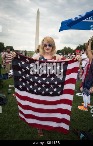 Washington, USA. September 2017. 9.16.17 Trump unterzeichnet bei einer DC-Rallye Credit: Ann Little/Alamy Live News Stockfoto