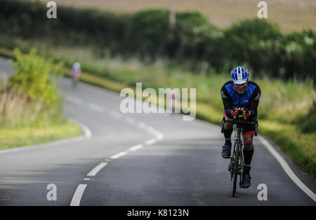 Dorchester, Dorset UK. 17. September 2017. Jack Board (GBR) Ansätze Charlton Down während der Bike Stufe des IRONMAN 70.3 Weymouth Rennen. @ David Rebhuhn/Alamy leben Nachrichten Stockfoto