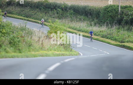 Dorchester, Dorset UK. 17. September 2017. Athleten Ansatz Charlton Down während der Bike Stufe des IRONMAN 70.3 Weymouth Rennen. @ David Rebhuhn/Alamy leben Nachrichten Stockfoto