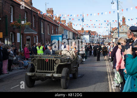 Wymondham Norfolk, Großbritannien. 17. September 2017. Hunderte von Menschen, die sich in Vintage Kleidung für die North Norfolk Eisenbahn 1940 gekleidet s Wochenende. Die Veranstaltung endete mit einer Parade durch die Stadt am Sonntag Nachmittag. Credit: Stephanie Humphries/Alamy leben Nachrichten Stockfoto