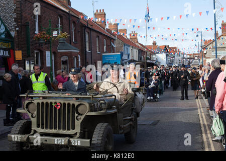 Wymondham Norfolk, Großbritannien. 17. September 2017. Hunderte von Menschen, die sich in Vintage Kleidung für die North Norfolk Eisenbahn 1940 gekleidet s Wochenende. Die Veranstaltung endete mit einer Parade durch die Stadt am Sonntag Nachmittag. Credit: Stephanie Humphries/Alamy leben Nachrichten Stockfoto