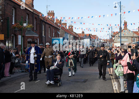 Wymondham Norfolk, Großbritannien. 17. September 2017. Hunderte von Menschen, die sich in Vintage Kleidung für die North Norfolk Eisenbahn 1940 gekleidet s Wochenende. Die Veranstaltung endete mit einer Parade durch die Stadt am Sonntag Nachmittag. Credit: Stephanie Humphries/Alamy leben Nachrichten Stockfoto