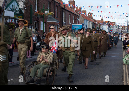 Wymondham Norfolk, Großbritannien. 17. September 2017. Hunderte von Menschen, die sich in Vintage Kleidung für die North Norfolk Eisenbahn 1940 gekleidet s Wochenende. Die Veranstaltung endete mit einer Parade durch die Stadt am Sonntag Nachmittag. Credit: Stephanie Humphries/Alamy leben Nachrichten Stockfoto