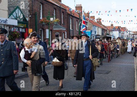 Wymondham Norfolk, Großbritannien. 17. September 2017. Hunderte von Menschen, die sich in Vintage Kleidung für die North Norfolk Eisenbahn 1940 gekleidet s Wochenende. Die Veranstaltung endete mit einer Parade durch die Stadt am Sonntag Nachmittag. Credit: Stephanie Humphries/Alamy leben Nachrichten Stockfoto