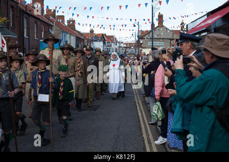 Wymondham Norfolk, Großbritannien. 17. September 2017. Hunderte von Menschen, die sich in Vintage Kleidung für die North Norfolk Eisenbahn 1940 gekleidet s Wochenende. Die Veranstaltung endete mit einer Parade durch die Stadt am Sonntag Nachmittag. Credit: Stephanie Humphries/Alamy leben Nachrichten Stockfoto