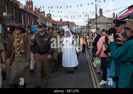 Wymondham Norfolk, Großbritannien. 17. September 2017. Hunderte von Menschen, die sich in Vintage Kleidung für die North Norfolk Eisenbahn 1940 gekleidet s Wochenende. Die Veranstaltung endete mit einer Parade durch die Stadt am Sonntag Nachmittag. Credit: Stephanie Humphries/Alamy leben Nachrichten Stockfoto