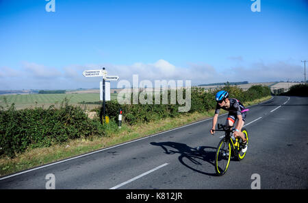 Dorchester, Dorset UK. 17. September 2017. Athleten beginnen den Abstieg in Dorchester in der Nähe von Charlton während der Bike Stufe des IRONMAN 70.3 Weymouth Rennen. @ David Rebhuhn/Alamy leben Nachrichten Stockfoto