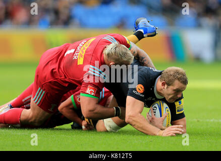 Wespen Joe Launchbury angegangen durch Harlekine Joe Marler während der Aviva Premiership Rugby Match zwischen Wespen RFC v Harlekine F.C am Sonntag, den 17. September 2017 in der Ricoh Arena in Coventry. Kredit Leila Coker Stockfoto