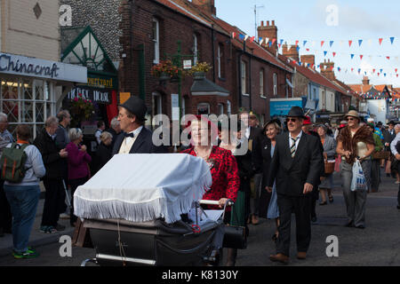 Wymondham Norfolk, Großbritannien. 17. September 2017. Hunderte von Menschen, die sich in Vintage Kleidung für die North Norfolk Eisenbahn 1940 gekleidet s Wochenende. Die Veranstaltung endete mit einer Parade durch die Stadt am Sonntag Nachmittag. Credit: Stephanie Humphries/Alamy leben Nachrichten Stockfoto