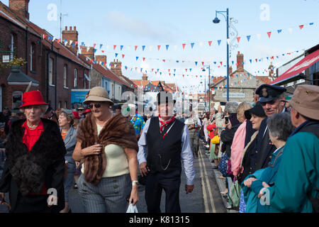 Wymondham Norfolk, Großbritannien. 17. September 2017. Hunderte von Menschen, die sich in Vintage Kleidung für die North Norfolk Eisenbahn 1940 gekleidet s Wochenende. Die Veranstaltung endete mit einer Parade durch die Stadt am Sonntag Nachmittag. Credit: Stephanie Humphries/Alamy leben Nachrichten Stockfoto