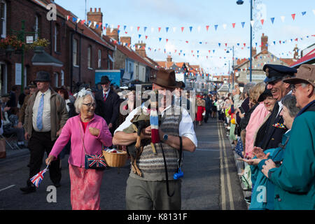 Wymondham Norfolk, Großbritannien. 17. September 2017. Hunderte von Menschen, die sich in Vintage Kleidung für die North Norfolk Eisenbahn 1940 gekleidet s Wochenende. Die Veranstaltung endete mit einer Parade durch die Stadt am Sonntag Nachmittag. Credit: Stephanie Humphries/Alamy leben Nachrichten Stockfoto