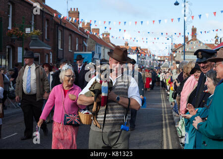 Wymondham Norfolk, Großbritannien. 17. September 2017. Hunderte von Menschen, die sich in Vintage Kleidung für die North Norfolk Eisenbahn 1940 gekleidet s Wochenende. Die Veranstaltung endete mit einer Parade durch die Stadt am Sonntag Nachmittag. Credit: Stephanie Humphries/Alamy leben Nachrichten Stockfoto