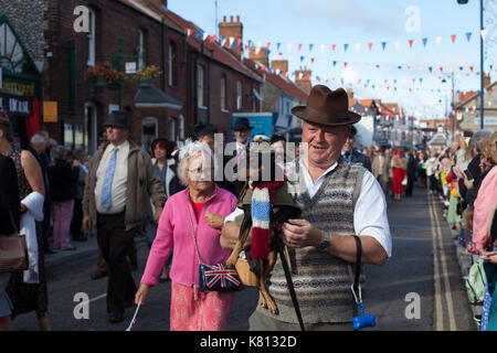 Wymondham Norfolk, Großbritannien. 17. September 2017. Hunderte von Menschen, die sich in Vintage Kleidung für die North Norfolk Eisenbahn 1940 gekleidet s Wochenende. Die Veranstaltung endete mit einer Parade durch die Stadt am Sonntag Nachmittag. Credit: Stephanie Humphries/Alamy leben Nachrichten Stockfoto