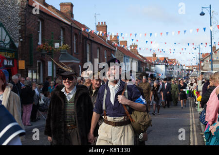 Wymondham Norfolk, Großbritannien. 17. September 2017. Hunderte von Menschen, die sich in Vintage Kleidung für die North Norfolk Eisenbahn 1940 gekleidet s Wochenende. Die Veranstaltung endete mit einer Parade durch die Stadt am Sonntag Nachmittag. Credit: Stephanie Humphries/Alamy leben Nachrichten Stockfoto