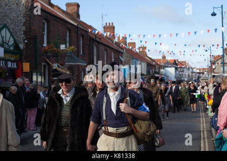 Wymondham Norfolk, Großbritannien. 17. September 2017. Hunderte von Menschen, die sich in Vintage Kleidung für die North Norfolk Eisenbahn 1940 gekleidet s Wochenende. Die Veranstaltung endete mit einer Parade durch die Stadt am Sonntag Nachmittag. Credit: Stephanie Humphries/Alamy leben Nachrichten Stockfoto