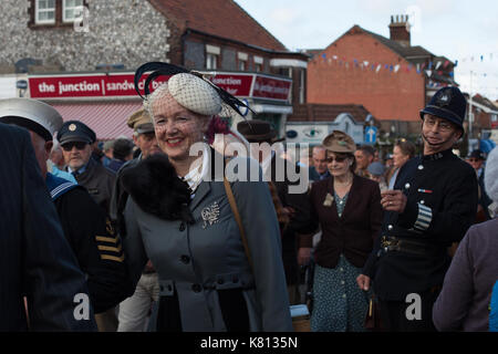 Wymondham Norfolk, Großbritannien. 17. September 2017. Hunderte von Menschen, die sich in Vintage Kleidung für die North Norfolk Eisenbahn 1940 gekleidet s Wochenende. Die Veranstaltung endete mit einer Parade durch die Stadt am Sonntag Nachmittag. Credit: Stephanie Humphries/Alamy leben Nachrichten Stockfoto