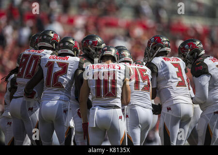 Tampa, Florida, USA. 17 Sep, 2017. Tampa Bay Buccaneers Huddle während des Spiels gegen die Chicago Bears am Sonntag, den 17. September 2017 bei Raymond James Stadion in Tampa, Florida. Credit: Travis Pendergrass/ZUMA Draht/Alamy leben Nachrichten Stockfoto