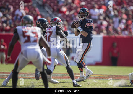 Tampa, Florida, USA. 17 Sep, 2017. Chicago Bears Quarterback Mike Glennon (8) sieht während des Spiels gegen die Tampa Bay Buccaneers am Sonntag, September 17, 2017 Raymond James Stadion in Tampa, Florida. Credit: Travis Pendergrass/ZUMA Draht/Alamy leben Nachrichten Stockfoto