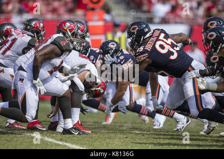 Tampa, Florida, USA. 17 Sep, 2017. Chicago Bears defensive Ende Roy Robertson-Harris (95) stürmt die Tampa Bay Buccaneers Offensive Line während des Spiels am Sonntag, den 17. September 2017 bei Raymond James Stadion in Tampa, Florida. Credit: Travis Pendergrass/ZUMA Draht/Alamy leben Nachrichten Stockfoto