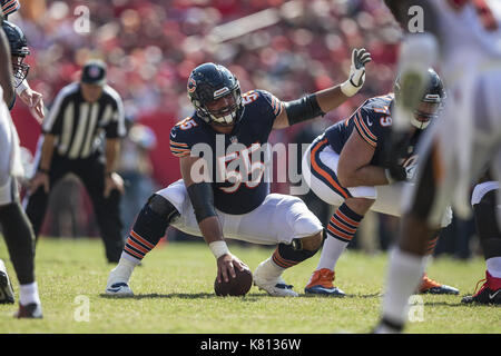 Tampa, Florida, USA. 17 Sep, 2017. Chicago Bears Zentrum Hroniss Grasu (55) Während des Spiels gegen die Tampa Bay Buccaneers am Sonntag, den 17. September 2017 bei Raymond James Stadion in Tampa, Florida. Credit: Travis Pendergrass/ZUMA Draht/Alamy leben Nachrichten Stockfoto