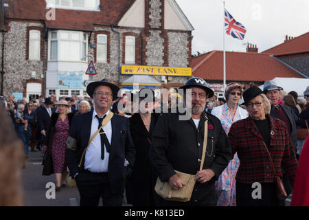 Wymondham Norfolk, Großbritannien. 17. September 2017. Hunderte von Menschen, die sich in Vintage Kleidung für die North Norfolk Eisenbahn 1940 gekleidet s Wochenende. Die Veranstaltung endete mit einer Parade durch die Stadt am Sonntag Nachmittag. Credit: Stephanie Humphries/Alamy leben Nachrichten Stockfoto