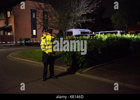 Surrey, Vereinigtes Königreich. 17 Sep, 2017. Polizei bleibt bei Stanwell Adresse in Parsons Green Untersuchung. Credit: Peter Manning/Alamy leben Nachrichten Stockfoto