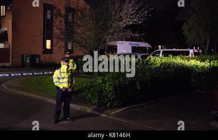 Surrey, Vereinigtes Königreich. 17 Sep, 2017. Polizei bleibt bei Stanwell Adresse in Parsons Green Untersuchung. Credit: Peter Manning/Alamy leben Nachrichten Stockfoto