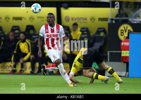 Dortmund. 17 Sep, 2017. Papastathopoulos Sokratis (R) von Borussia Dortmund und Jon Cordoba des 1. FC Köln wetteifern um die Kugel während der Bundesliga Fußball Spiel zwischen Borussia Dortmund und den 1.FC Köln am Signal Iduna Park in Dortmund an Sept. 17, 2017. Borussia Dortmund gewann 5-0. Quelle: Joachim Bywaletz/Xinhua/Alamy leben Nachrichten Stockfoto