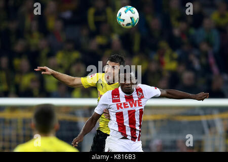 Dortmund. 17 Sep, 2017. Papastathopoulos Sokratis (oben) von Borussia Dortmund und Jon Cordoba des 1. FC Köln wetteifern um die Kugel während der Bundesliga Fußball Spiel zwischen Borussia Dortmund und den 1.FC Köln am Signal Iduna Park in Dortmund an Sept. 17, 2017. Borussia Dortmund gewann 5-0. Quelle: Joachim Bywaletz/Xinhua/Alamy leben Nachrichten Stockfoto