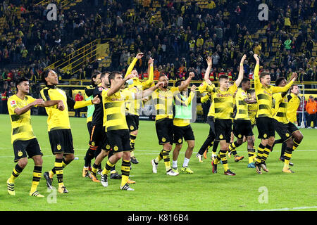 Dortmund. 17 Sep, 2017. Spieler von Borussia Dortmund feiert nach dem Gewinn der Fußball-Bundesliga gegen den 1.FC Köln am Signal Iduna Park in Dortmund an Sept. 17, 2017. Borussia Dortmund gewann 5-0. Quelle: Joachim Bywaletz/Xinhua/Alamy leben Nachrichten Stockfoto