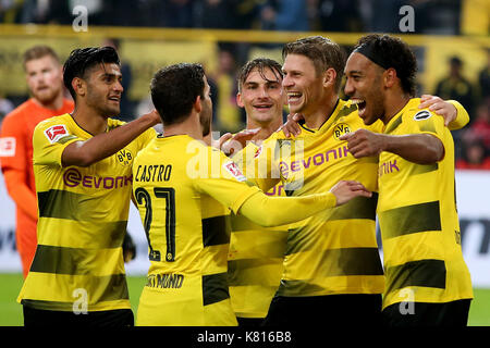 Dortmund. 17 Sep, 2017. 1 Pierre-Emerick Aubameyang (R) von Borussia Dortmund feiert nach zählen während der Bundesliga Fußball Spiel zwischen Borussia Dortmund und den 1.FC Köln am Signal Iduna Park in Dortmund an Sept. 17, 2017. Borussia Dortmund gewann 5-0. Quelle: Joachim Bywaletz/Xinhua/Alamy leben Nachrichten Stockfoto