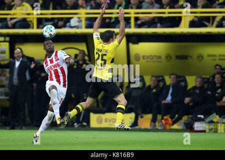 Dortmund. 17 Sep, 2017. Papastathopoulos Sokratis (R) von Borussia Dortmund und Jon Cordoba des 1. FC Köln wetteifern um die Kugel während der Bundesliga Fußball Spiel zwischen Borussia Dortmund und den 1.FC Köln am Signal Iduna Park in Dortmund an Sept. 17, 2017. Borussia Dortmund gewann 5-0. Quelle: Joachim Bywaletz/Xinhua/Alamy leben Nachrichten Stockfoto