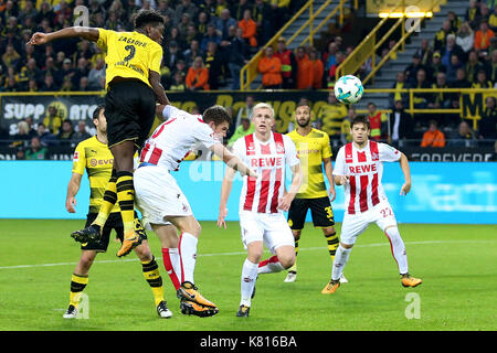 Dortmund. 17 Sep, 2017. Dan-Axl Zagadou (R) von Borussia Dortmund und Dominique Heintz des 1. FC Köln wetteifern um die Kugel während der Bundesliga Fußball Spiel zwischen Borussia Dortmund und den 1.FC Köln am Signal Iduna Park in Dortmund an Sept. 17, 2017. Borussia Dortmund gewann 5-0. Quelle: Joachim Bywaletz/Xinhua/Alamy leben Nachrichten Stockfoto