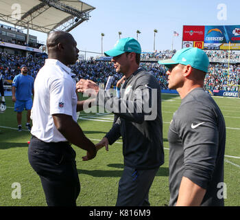 Carson, Ca. 17 Sep, 2017. Head Coaches Anthony Lynn und Adam Gase embrrace Nach dem NFL Miami Dolphins Ladegeräte bei Stubhub Los Angeles Center in Carson vs, Ca am 17. September 2017. (Absolut komplette Fotograf & Company Credit: Jevone Moore/MarinMedia.org/Cal Sport Media (Netzwerk Fernsehen wenden Sie sich bitte an den zuständigen Vertriebsmitarbeiter für das Fernsehen. Credit: Csm/Alamy leben Nachrichten Stockfoto