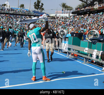 Carson, Ca. 17 Sep, 2017. Miami Dolphins wide receiver Kenny Stills #10 Swing ein Handtuch spät in der NFL Miami Dolphins vs Los Angeles Ladegeräte bei Stubhub Center in Carson, Ca am 17. September 2017. (Absolut komplette Fotograf & Company Credit: Jevone Moore/MarinMedia.org/Cal Sport Media (Netzwerk Fernsehen wenden Sie sich bitte an den zuständigen Vertriebsmitarbeiter für das Fernsehen. Credit: Csm/Alamy leben Nachrichten Stockfoto