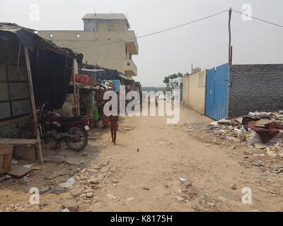 New Delhi, Indien. 11 Sep, 2017. Die Rohingyas Flüchtlingslager "arul Hijrat" am Stadtrand von New Delhi, Indien, 11. September 2017. Der indischen Regierung will die geschätzten 40.000 Rohingyas, der, für die meisten, die in dem Land für die Jahre Leben zu verbannen. Indiens höchste Gericht wird in der Regel auf eine Aktion, die von zwei Royhingya Flüchtlinge. Foto: Nick Kaiser/dpa/Alamy leben Nachrichten Stockfoto