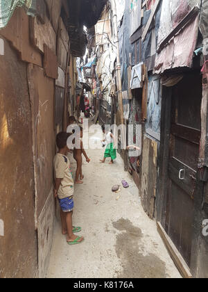 New Delhi, Indien. 11 Sep, 2017. Childreen play in einer Gasse der Rohingya Flüchtlingslager "arul Hijrat" am Stadtrand von New Delhi, Indien, 11. September 2017. Der indischen Regierung will die geschätzten 40.000 Rohingyas, der, für die meisten, die in dem Land für die Jahre Leben zu verbannen. Indiens höchste Gericht wird in der Regel auf eine Aktion, die von zwei Royhingya Flüchtlinge. Foto: Nick Kaiser/dpa/Alamy leben Nachrichten Stockfoto